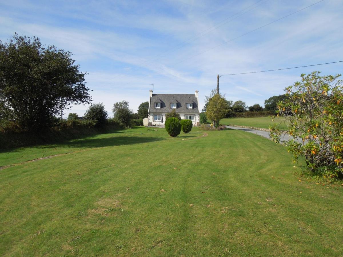 En Bretagne, villa de 2 à 8 pers , meublé de tourisme 3 étoiles nichée dans un écrin de verdure à 2500m de la plage Ploumilliau Esterno foto